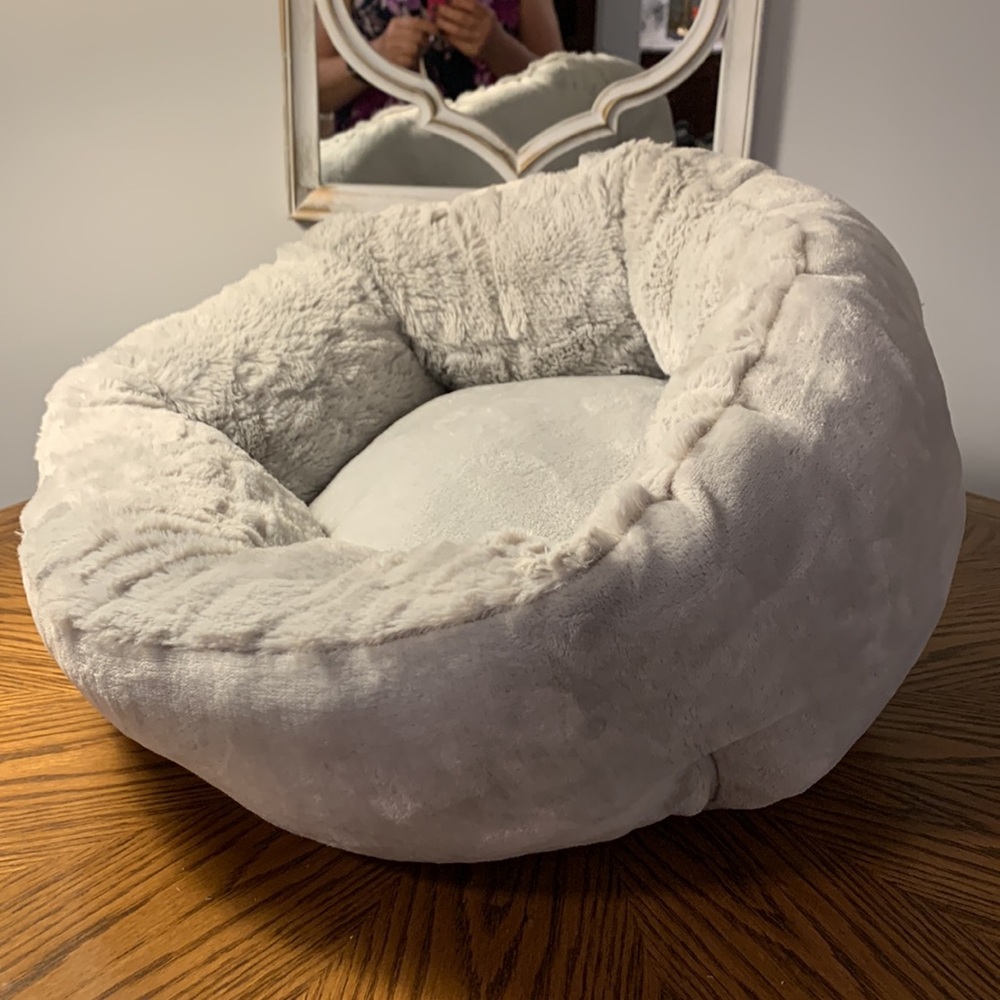 Pet bed fluffy round and nail trimmer. Both suitable for small dog or cat